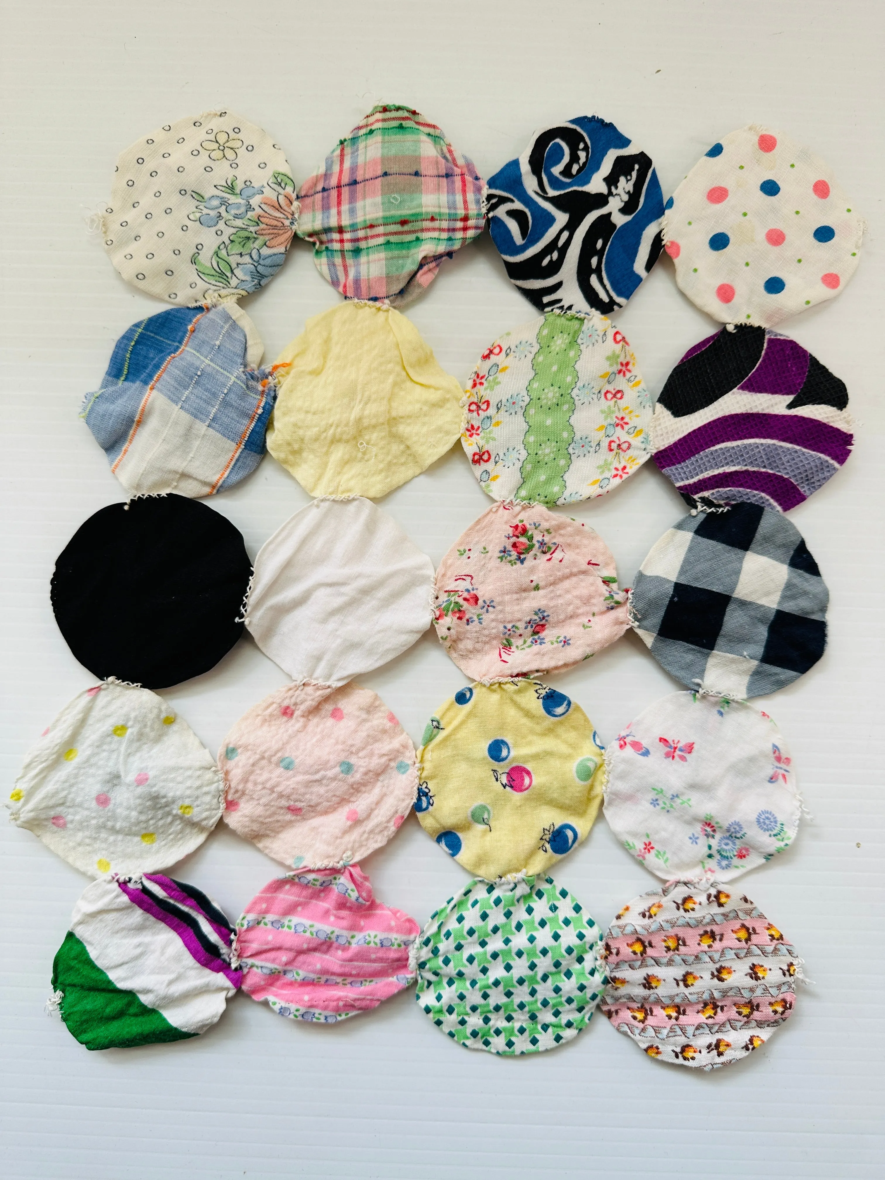 20 x 6-7cm Vintage Suffolk Puffs Yo-Yos 1920s 1930s Fabrics Mid-Century Rescued *11051